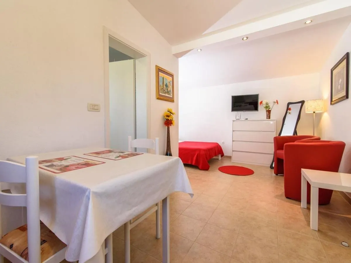 Guest house Apartments Beba - Peaceful Location Trogir